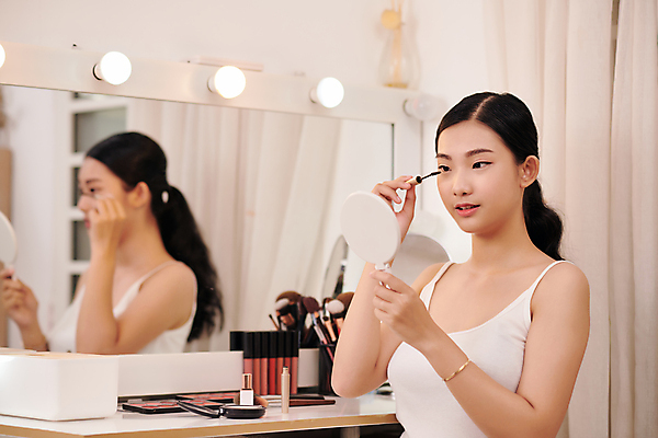 포토 JPG 해외이미지 응시 여자 실내 한명 미소 들기 동양인 상반신 성인 옆모습 뷰티 반사 화장품 거울 마스카라 바르기 손거울 화장대 아이메이크업 성인여자한명만 해외포토 1 시선 뷰포인트 가구 모션 표정 사람 인종 내부 화장 여자한명만 성인여자만 파일형식 이미지허브