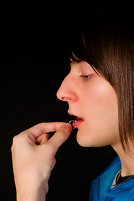 포토 JPG 해외이미지 백인 긴머리 남자 한명 장식 10대 세로 유행 금속 반지 잡기 은색 보석 입술 고립 피어싱 해외포토 서양인 1 헤어스타일 컬러 장신구 모션 청소년 재질 사람 신체부위 광석 파일형식 이미지허브