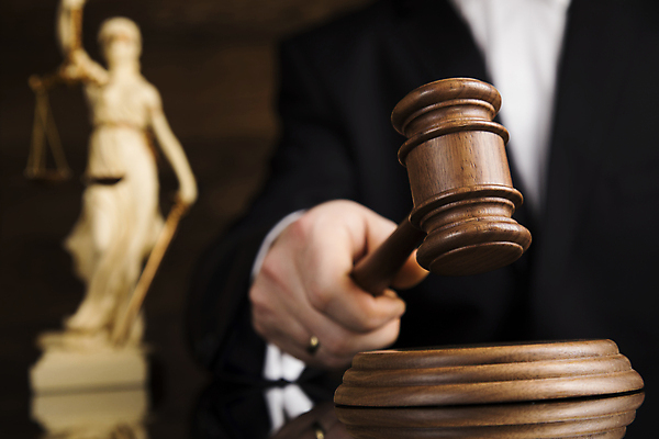 포토 JPG 해외이미지 손 실내 들기 아웃포커스 신체부위 법 의사봉 판결 정의의여신상 해외포토 모션 촬영기법 사람 내부 여신상 파일형식 이미지허브