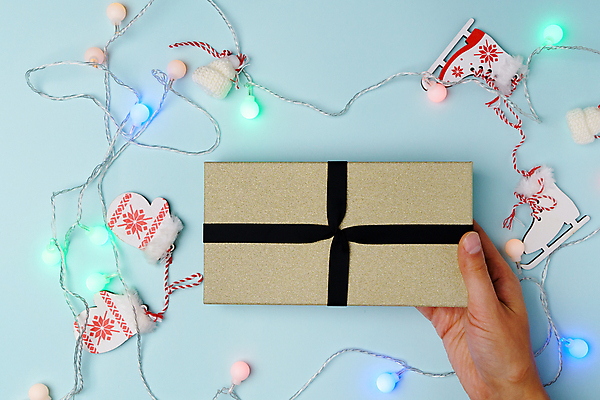 포토 JPG 해외이미지 계절 기념일 행복 리본 백그라운드 크리스마스 휴가 새로움 새해 선물 사람없음 장식 파란색 상자 크리스마스트리 유행 축제 화환 놀람 덮개 축하 인사 신용카드 플랫 정상 12월 연도 오브젝트 패키지 특별함 목업 스타일 플랫레이 카피스페이스 크리스마스배경 미니멀 해외포토 꽃 감정 컬러 컨셉 표정 이벤트 금융 공백 뚜껑 예절 날짜 파일형식 이미지허브