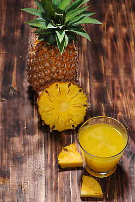 포토 JPG 해외이미지 단면 잔 실내 사람없음 파인애플 과일조각 파인애플주스 나무배경 해외포토 식기 조각 백그라운드 과일 내부 과일주스 열대과일 파일형식 이미지허브