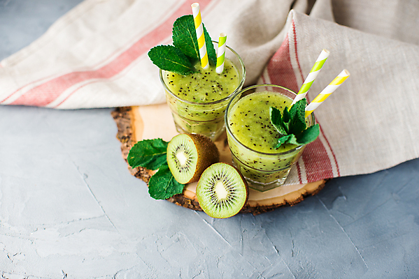 포토 JPG 해외이미지 회색배경 단면 실내 키위 빨대 사람없음 과일주스 키위주스 나무받침 잔교 해외포토 바다 백그라운드 과일 교통시설 내부 목재 주스 회색 받침대 파일형식 이미지허브