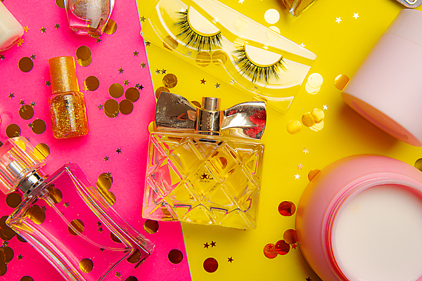 포토 JPG 해외이미지 스튜디오촬영 분홍색 사람없음 노란색 미용용품 향수 오브젝트 매니큐어 인조속눈썹 향수병 해외포토 컬러 실내 화장품 속눈썹 병_담는 파일형식 이미지허브