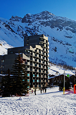 포토 JPG 해외이미지 나무 계절 스포츠 여행 크리스마스 겨울 건축양식 창문 자연 하늘 호텔 스키 산 주택 파노라마 사람없음 건물 파란색 빛 햇빛 태양 냉동 얼음 추위 프랑스 안개 발코니 흰색 스노우보드 맨션 고도 휴양지 빙하 서리 알프스 눈내림 가문비나무 스타일 해외포토 자연요소 식물 건축물 기념일 건축 유럽 컬러 숙소 날씨 겨울스포츠 눈_날씨 촬영기법 장소 보드_스포츠 생태계 파일형식 이미지허브