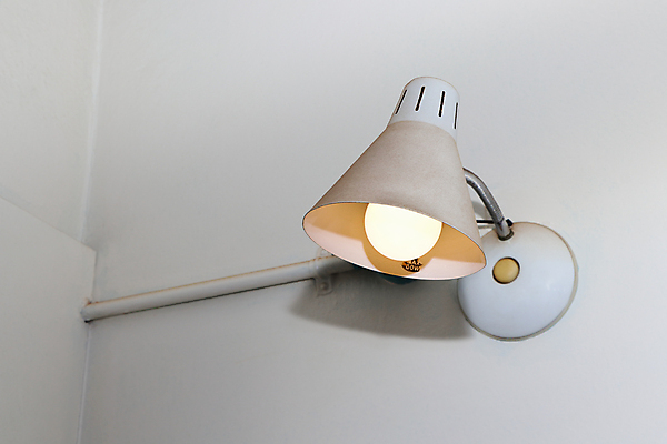 포토 JPG 해외이미지 디자인 벽 백그라운드 전구 건축양식 추상 전등 조명 아파트 주택 실내 그림자 사람없음 내부 장식 가로 빛 노란색 사진촬영 힘 방 에너지 수확 흰색 등불 램프 절약 클래식 책상 복고 형광등 빛망울 그런지 남아프리카 옛날 해외포토 건축 컬러 가구 컨셉 무늬 농업 아프리카 건물 촬영 파일형식 이미지허브