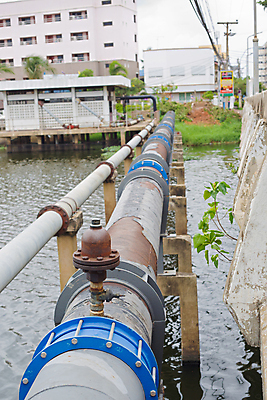 포토 JPG 해외이미지 산업 도로 선 모래 백그라운드 패턴 자연 거리 사람없음 야외 건물 물 여름 반사 갈색 환경 금속 봄 장비 도시 업무 오염 땅 파이프 폭풍 튜브 낭비 배수구 나쁜 옛날 파이프라인 폐수 하수 해외포토 자연요소 건축물 계절 길 컬러 컨셉 무늬 교통시설 재질 날씨 작업 환경오염 생태계 파이프_관 파일형식 이미지허브