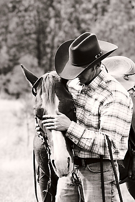 포토 JPG 해외이미지 식물 동물 백인 모자 남자 포즈 셔츠 건조 부츠 한명 사람 야외 뷰티 농장 가축 목장 벨트 흰색 청바지 시골 붓 승마 카우보이 승차 먼지 안장 라이더 서쪽 해외포토 서양인 1 잡화 스포츠 컬러 신발 상의 농업 바지 모션 방향 파일형식 이미지허브