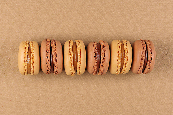 포토 JPG 해외이미지 실내 사람없음 하이앵글 달콤 일렬 마카롱 베이지색배경 해외포토 뷰포인트 백그라운드 디저트 내부 맛 베이지색 파일형식 이미지허브