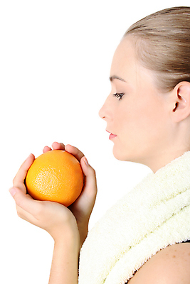포토 JPG 해외이미지 백인 모델 라이프스타일 여자 여유 음식 포즈 컨셉 오렌지 과일 건강 관리 한명 사람 20대 옆모습 수건 금발 신선 잡기 날것 내추럴 특징 해외포토 서양인 1 헤어스타일 감정 뷰포인트 모션 청년 생활 위생용품 파일형식 이미지허브