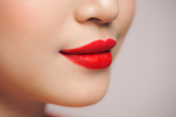 포토 JPG 해외이미지 여자 회색배경 실내 한명 근접촬영 상반신 성인 옆모습 뷰티 입술 립메이크업 성인여자한명만 해외포토 1 뷰포인트 백그라운드 사람 내부 신체부위 화장 회색 여자한명만 성인여자만 파일형식 이미지허브