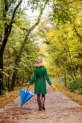 포토 JPG 해외이미지 나무 계절 공원 여자 행복 컨셉 잎 우산 자연 날씨 휴식 한명 취미 뒷모습 초록색 파란색 갈색 노란색 걷기 기쁨 젖음 코트 탐험 가을 잡기 보호 숲 오솔길 다발 폭풍 흐림 해외포토 식물 1 공공시설 감정 길 뷰포인트 컬러 모션 사람 외투 생태계 파일형식 이미지허브