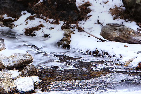 포토 JPG 해외이미지 공원 겨울 모션 자연 산 풍경 사람없음 야외 초록색 물 강 뷰티 얼음 봄 폭포 흐름 추위 바위 흰색 개울 숲 내추럴 해외포토 자연요소 계절 공공시설 컬러 컨셉 돌_바위 생태계 파일형식 이미지허브