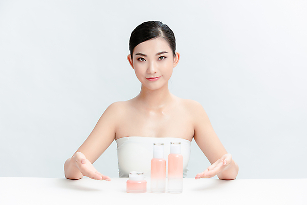 포토 JPG 해외이미지 응시 여자 실내 한명 동양인 손짓 상반신 성인 앞모습 뷰티 피부관리 흰배경 스킨케어 보여주기 기초화장품 성인여자한명만 해외포토 1 시선 뷰포인트 백그라운드 모션 사람 인종 내부 화장품 흰색 여자한명만 성인여자만 파일형식 이미지허브