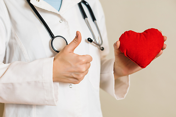 포토 JPG 해외이미지 스튜디오촬영 여자 행복 유니폼 청진기 성공 실내 건강 병원 한명 손짓 성인 신체부위 빨간색 약 건강관리 듣기 의사 흰색 하트 가리킴 잡기 최고 실험복 작업 전문직 맥박 구조원 보여주기 바디케어 심장병 카피스페이스 해외포토 모양 직업 1 옷 감정 컬러 컨셉 의학 의료기기 모션 관리 사람 내부 공백 의료진 가운 질병 파일형식 이미지허브