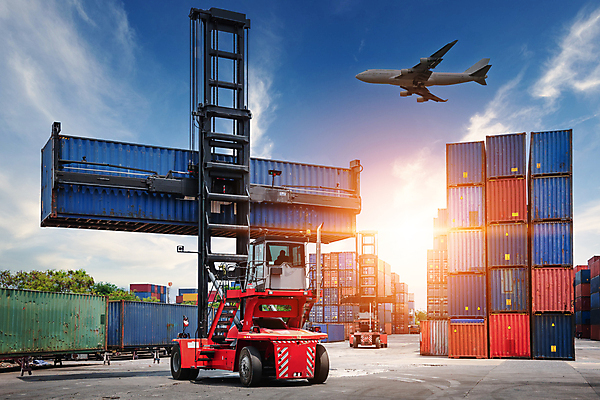 포토 JPG 해외이미지 주간 이동 하늘 비행기 사람없음 야외 햇빛 운반 컨테이너 무역 산업시설 무역항 산업현장 지게차 무역센터 해외포토 자연요소 산업 컨셉 항공교통 대중교통 태양 중장비 파일형식 이미지허브