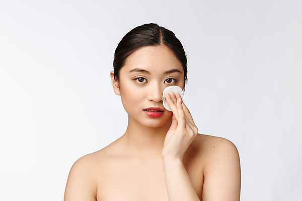 포토 JPG 해외이미지 응시 여자 실내 한명 들기 동양인 상반신 성인 앞모습 뷰티 피부관리 흰배경 바르기 클렌징 화장솜 성인여자한명만 해외포토 1 시선 뷰포인트 백그라운드 모션 사람 인종 내부 청결 화장용품 흰색 여자한명만 성인여자만 파일형식 이미지허브