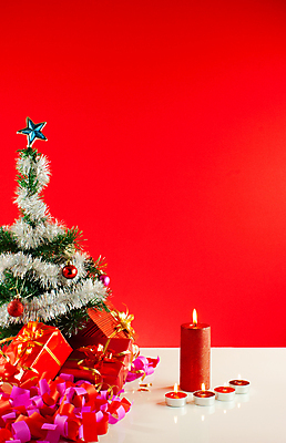 포토 JPG 해외이미지 리본 백그라운드 크리스마스 겨울 휴가 선물 사람없음 장식 빨간색 빛 상자 덮개 축하 오브젝트 침엽수 포장소품 카피스페이스 전경 해외포토 나무 계절 기념일 컬러 컨셉 포장 풍경 공백 뚜껑 포장재료 파일형식 탑뷰 이미지허브