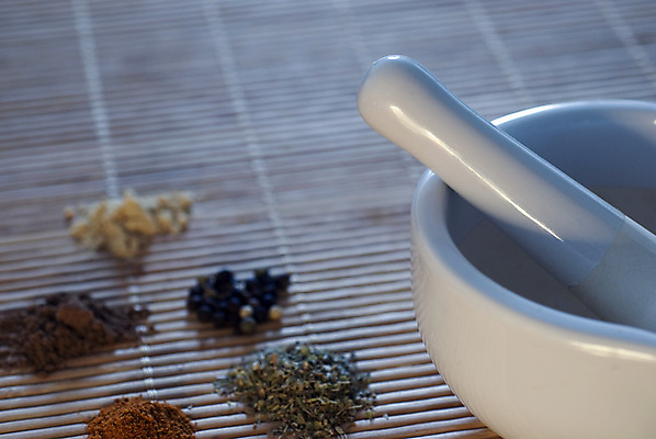 포토 JPG 해외이미지 계절 음식 다이어트 채소 재료 요리 사람없음 흰색 도자기 양념 맛 가루 허브 향신료 매움 그라인더 향료 내추럴 땅바닥 막자 카피스페이스 해외포토 식물 컬러 컨셉 바닥 건강 공백 향기 냄새 커피용품 향미료 파일형식 이미지허브