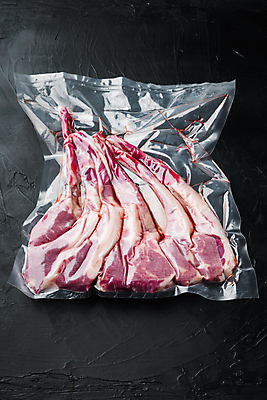 포토 JPG 해외이미지 식재료 검은배경 실내 생고기 사람없음 양고기 비닐 비닐포장 진공 진공포장 해외포토 백그라운드 포장 재질 육류 내부 검은색 파일형식 이미지허브