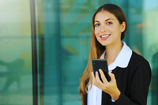 포토 JPG 해외이미지 백인 직업 1 라이프스타일 응시 여자 행복 비즈니스 통신 성공 모바일 무선통신 대화 한명 서기 미소 사람 정장 성인 야외 건물 스마트폰 핸드폰 뷰티 카메라 잡기 도시 작업 비즈니스우먼 연결 전화기 시티라이프 카피스페이스 해외포토 서양인 건축물 시선 옷 감정 컨셉 모션 표정 말하기 생활 전자제품 스마트기기 공백 직장인 파일형식 이미지허브