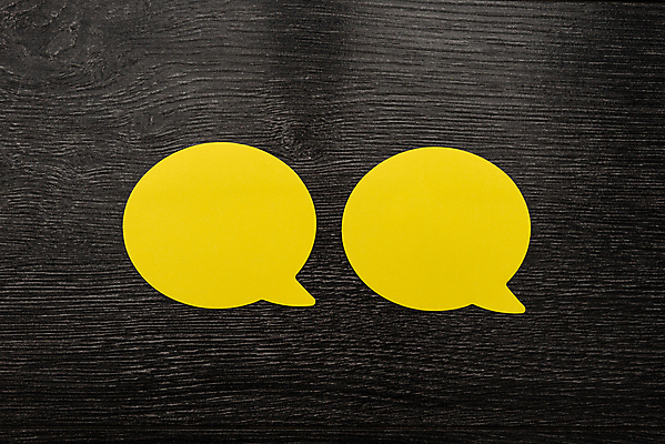 포토 JPG 해외이미지 종이 말풍선 아이디어 사람없음 노란색 카피스페이스 나무배경 해외포토 컬러 백그라운드 컨셉 공백 파일형식 이미지허브