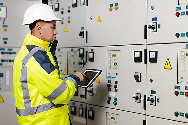 포토 JPG 해외이미지 직업 산업 비즈니스 공장 한명 안전 알약 스크린 모니터 자료 힘 장비 에너지 작업 판넬 수술 기술자 엔지니어 제조 안전모 시설 보안 전자 감시 시스템 철탑 스위치 관리자 운영자 자동화 전압 제어 터미널 텀블러 해외포토 1 공업 의학 사람 치료 컵 컴퓨터 약 탑 헬멧 안전장비 파일형식 이미지허브