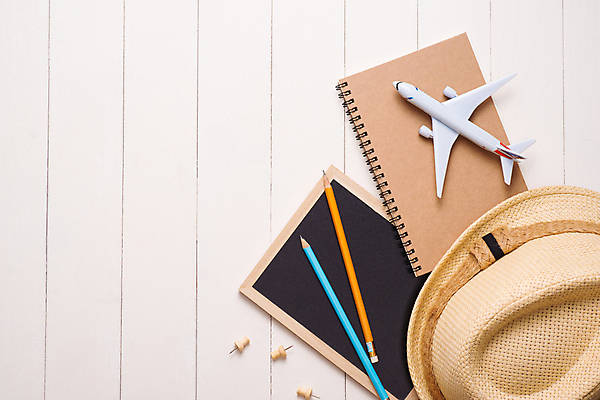 포토 JPG 해외이미지 여행 색연필 실내 사람없음 하이앵글 연필 칠판 압정 흰배경 스프링노트 비행기모형 여행준비 카피스페이스 해외포토 뷰포인트 백그라운드 학용품 비행기 내부 필기구 모형 사무용품 공책 공백 흰색 준비 파일형식 이미지허브