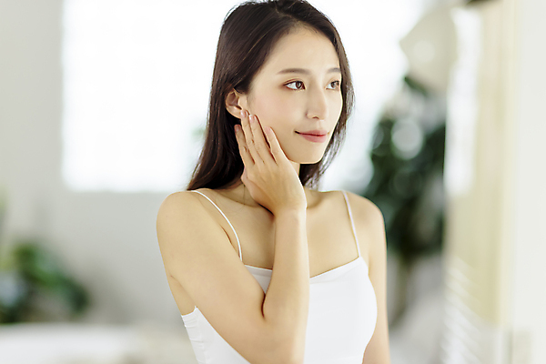 포토 JPG 해외이미지 응시 여자 행복 얼굴 갈색머리 실내 한명 미소 동양인 상반신 성인 옆모습 뷰티 자신감 우아함 매끈함 순수 자기관리 성인여자한명만 해외포토 1 헤어스타일 시선 감정 뷰포인트 컨셉 표정 사람 인종 내부 신체부위 감각 여자한명만 성인여자만 파일형식 이미지허브