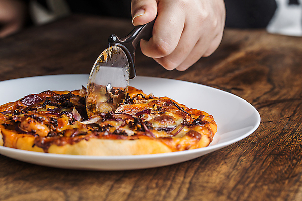 포토 JPG 해외이미지 백인 남자 음식 조각 2 다이어트 부분 탁자 치즈 피자 육류 요리 사람 성인 사람없음 목재 빨간색 쿠키 주방 식당 요리사 식사 이탈리아 방 껍질 원형 칼 오븐 먹이 난로 자르기 먹기 허브 준비 올리브 롤 후추 채식주의자 공급 해외포토 도형 서양인 나무 식물 직업 열매 유럽 컬러 가구 식재료 재료 모션 디저트 유제품 패스트푸드 서양음식 건강 상점 가전제품 난방기 향신료 채식 파일형식 이미지허브