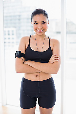 포토 JPG 해외이미지 여자 이어폰 실내 건강 한명 서기 상반신 성인 앞모습 뷰티 팔짱 음악감상 흰배경 암밴드 성인여자한명만 해외포토 1 뷰포인트 음향기기 백그라운드 모션 사람 내부 감상 흰색 여자한명만 성인여자만 파일형식 이미지허브