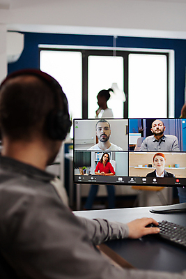 포토 JPG 해외이미지 여자 남자 회의 실내 여러명 상반신 성인 뒷모습 그래픽 모니터 키보드 온라인 그래픽디자이너 화상통화 성인만 해외포토 뷰포인트 다수 비즈니스 사람 내부 컴퓨터 디자이너 통화 파일형식 이미지허브