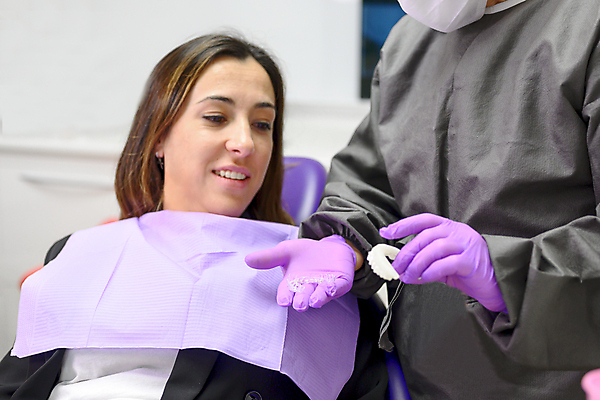 포토 JPG 해외이미지 모델 손 건강 치과 병원 미소 사람 두명 치료 뷰티 약 화장품 장비 환자 의사 흰색 입 투명 치아 플라스틱 치과의사 고정 턱 틀니 돌봄 미백 업그레이드 위생관리 치아교정 해외포토 컬러 의학 모션 재질 표정 관리 신체부위 의료진 소화기관 교정 파일형식 이미지허브