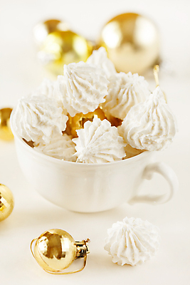 포토 JPG 해외이미지 크리스마스 서양음식 실내 사람없음 아웃포커스 컵 쿠키 달콤 흰배경 머랭 오너먼트 머랭쿠키 해외포토 식기 기념일 음식 백그라운드 크리스마스장식 디저트 촬영기법 내부 흰색 맛 파일형식 이미지허브