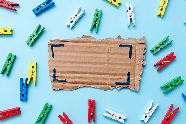 포토 JPG 해외이미지 디자인 프레임 사람없음 공백 파란배경 찢어짐 빨래집게 골판지 카피스페이스 해외포토 종이 백그라운드 모션 집게 파란색 파일형식 이미지허브