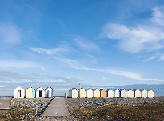 포토 JPG 해외이미지 전통 외관 유럽 모래 바다 여행 건축양식 자연 하늘 휴가 휴식 사람없음 야외 목재 물 파란색 컬러풀 태양 여행객 맑음 줄무늬 프랑스 수확 흰색 그리기 오두막 헛간 프랑스어 노르망디 줄서기 해외포토 자연요소 나무 문자 건축 나라 컬러 컨셉 무늬 농업 재료 모션 날씨 사람 생태계 저장고 파일형식 이미지허브
