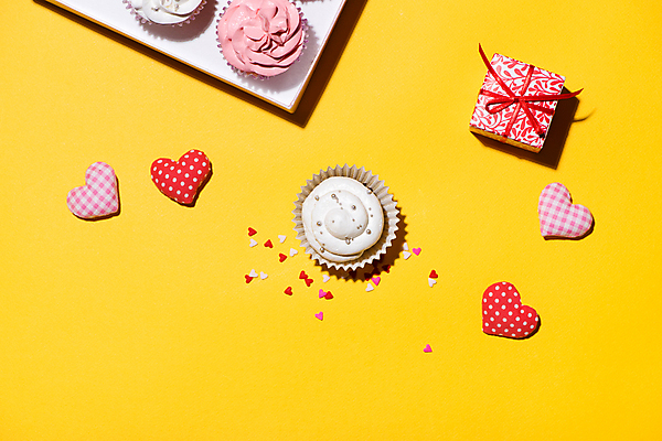 포토 JPG 해외이미지 실내 사람없음 선물상자 하이앵글 하트 달콤 컵케이크 노란배경 해외포토 모양 뷰포인트 백그라운드 선물 내부 상자 노란색 케이크 맛 파일형식 이미지허브