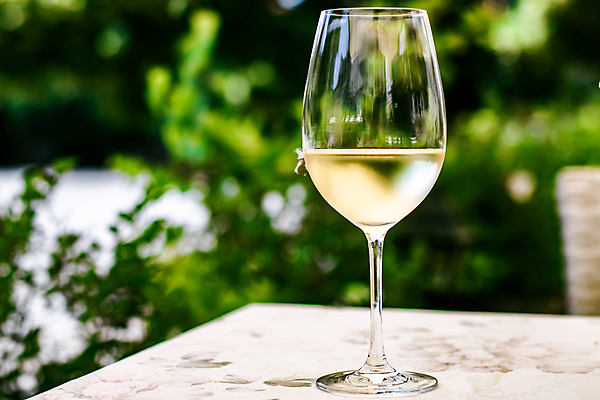 포토 JPG 해외이미지 주간 와인잔 탁자 한잔 사람없음 야외 아웃포커스 와인 화이트와인 해외포토 자연요소 1 가구 술잔 주류 촬영기법 파일형식 이미지허브