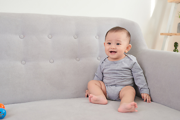 포토 JPG 해외이미지 전신 응시 여자 실내 한명 웃음 앉기 동양인 앞모습 소파 아기 여자아기한명만 해외포토 1 시선 뷰포인트 의자 모션 표정 사람 인종 내부 여자한명만 여자아기만 파일형식 이미지허브