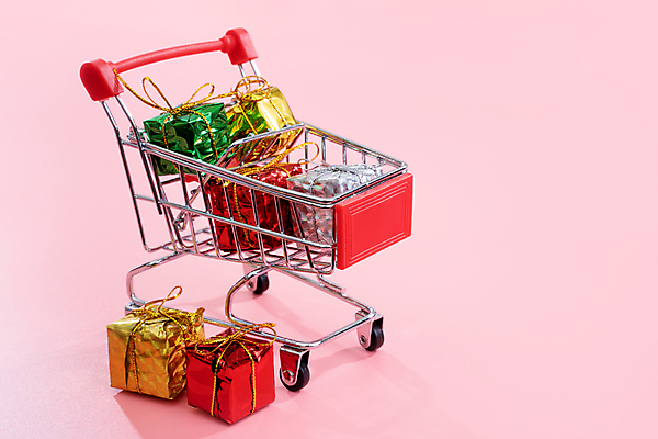 포토 JPG 해외이미지 크리스마스 실내 크리스마스선물 사람없음 선물상자 쇼핑 쇼핑카 미니어처 오브젝트 분홍색배경 해외포토 기념일 분홍색 백그라운드 선물 내부 상자 모형 카트 파일형식 이미지허브