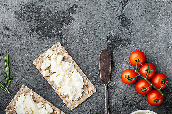 포토 JPG 해외이미지 방울토마토 회색배경 치즈 실내 사람없음 크래커 애피타이저 잼나이프 페타치즈 호밀크래커 해외포토 음식 백그라운드 토마토 유제품 내부 쿠키 회색 나이프 파일형식 이미지허브