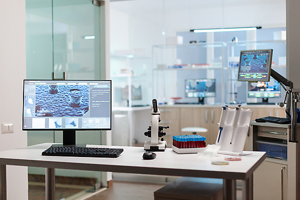 포토 JPG 해외이미지 실내 현미경 실험기구 실험 사람없음 아웃포커스 모니터 키보드 실험복 혈액 연구실 실험실 시험관 연구소 방호복 해외포토 옷 과학 촬영기법 내부 컴퓨터 가운 파일형식 이미지허브