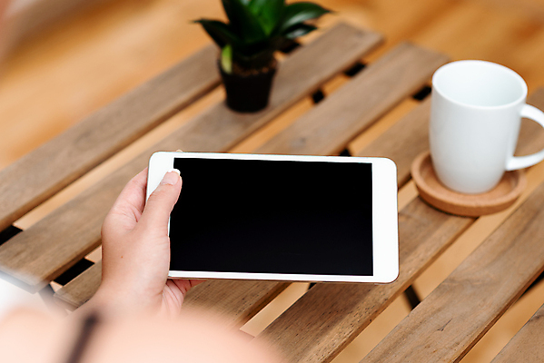 포토 JPG 해외이미지 백인 라이프스타일 손 응시 여자 남자 인터넷 비즈니스 통신 손가락 청소년 탁자 커뮤니케이션 무선통신 휴식 실내 한명 앉기 성인 사람없음 목재 아웃포커스 스마트폰 핸드폰 컴퓨터 태블릿 사무실 독서 모니터 공백 장비 터치 타이핑 잡기 작업 이메일 연결 천 전화기 터치스크린 카피스페이스 해외포토 서양인 나무 1 시선 가구 컨셉 재료 모션 촬영기법 사람 내부 생활 신체부위 전자제품 스마트기기 직물 파일형식 이미지허브