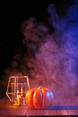 포토 JPG 해외이미지 백그라운드 컨셉 탁자 호박 사람없음 축제 어둠 할로윈 분위기 연기 오브젝트 촛대 잭오랜턴 호러 해외포토 가구 채소 공포 파일형식 이미지허브