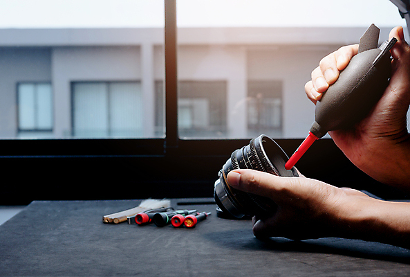 포토 JPG 해외이미지 직업 손 산업 유리 취미 사람없음 카메라 디지털 사진촬영 기계 거울 장비 기구 공구 업무 구멍 기술자 수리 휴대용 플라스틱 불기 사진사 필름 영화 먼지 고무 기어 동영상 펌프 유지 타격 필터 광학 해외포토 모션 재질 문화예술 신체부위 전자제품 촬영 도구 작업 작가 오브젝트 파일형식 이미지허브