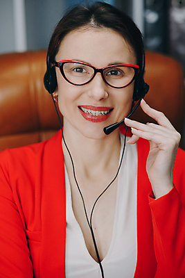 포토 JPG 해외이미지 인터넷 대화 설명 한명 컴퓨터 교사 헤드폰 기록 마이크 컨설턴트 경영자 세미나 온라인강의 해외포토 직업 1 음향기기 모션 말하기 사람 전자제품 전문직 강의 상담 리더 파일형식 언택트 이미지허브