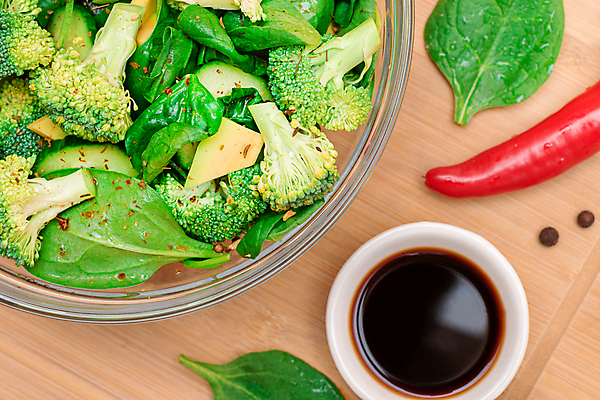 포토 JPG 해외이미지 그릇 고추 사람없음 초록색 하이앵글 샐러드 신선 브로콜리 시금치 아보카도 건강식 그린푸드 비건음식 해외포토 식기 음식 뷰포인트 컬러 채소 과일 파일형식 비건 이미지허브