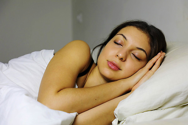 포토 JPG 해외이미지 백인 라이프스타일 무기 백그라운드 베개 휴식 주택 실내 건강 관리 한명 사람 성인 평화 건강관리 귀여움 어둠 침묵 침실 꿈 방 잠옷 흰색 시간 최고 야간 주말 히스패닉 몽상가 브라질사람 안락 해외포토 자연요소 서양인 1 옷 컬러 컨셉 침구 내부 건물 생활 소리 파일형식 이미지허브