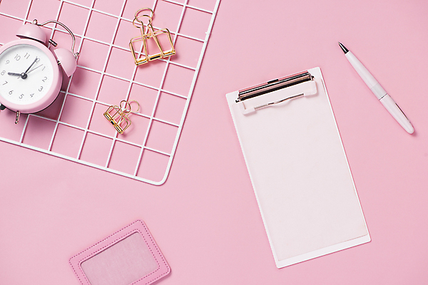 포토 JPG 해외이미지 실내 사람없음 하이앵글 펜 자명종 서류집게 서류판 플래너 카드지갑 카피스페이스 분홍색배경 해외포토 뷰포인트 시계 분홍색 백그라운드 집게 내부 필기구 사무용품 공백 알람 지갑 파일형식 이미지허브