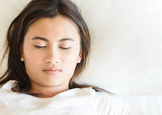 포토 JPG 해외이미지 백인 1 라이프스타일 여자 행복 얼굴 컨셉 베개 아침 휴식 건강 한명 미소 사람 성인 빛 뷰티 우주 침실 꿈 흰색 침대 잠 심볼 거짓말 혼자 해외포토 주간 서양인 감정 컬러 가구 침구 표정 생활 신체부위 파일형식 이미지허브