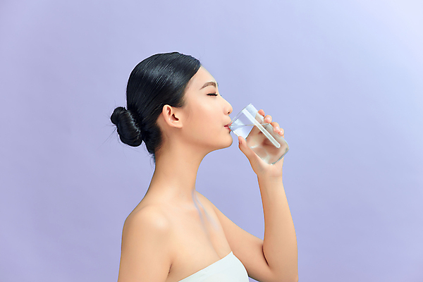 포토 JPG 해외이미지 여자 실내 한명 들기 동양인 상반신 성인 옆모습 물 뷰티 눈감음 물컵 물마시기 보라색배경 수분섭취 성인여자한명만 해외포토 자연요소 1 뷰포인트 백그라운드 모션 사람 인종 내부 컵 보라색 마시기 여자한명만 성인여자만 파일형식 이미지허브